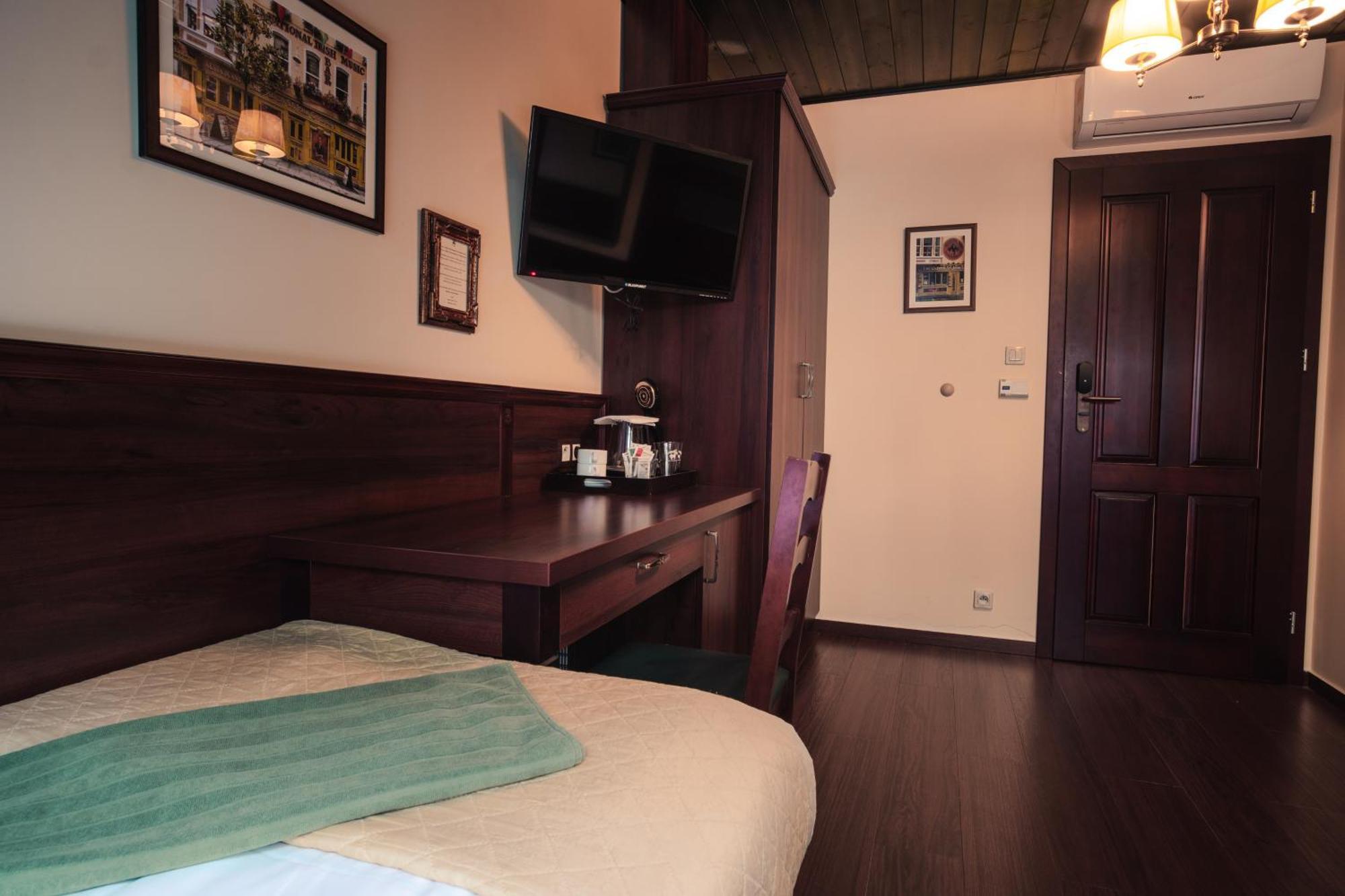 Shoemaker Irish Pub & Accommodation Kielce Extérieur photo